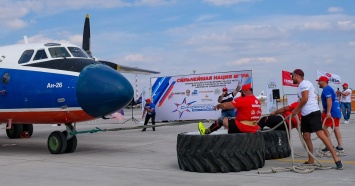 Силачи из Крыма сдвинули руками 22-тонный самолет (видео)