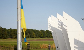 Мы вместе поднимаем флаг и должны поднимать Украину - только вместе и только вверх, - президент Украины Владимир Зеленский поздравил украинцев с Днем Государственного Флага