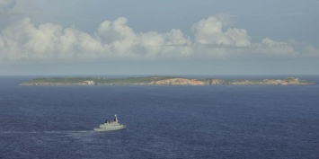 Британские военные два дня обстреливали тропический остров, чтобы продемонстрировать свою мощь