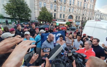 Представители закрытых телеканалов протестовали в центре Киева