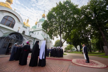 Зеленский с женой приняли участие в молебне по случаю юбилея независимости Украины