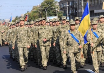 Сотни военных и техника: в центре Запорожья прошел праздничный парад