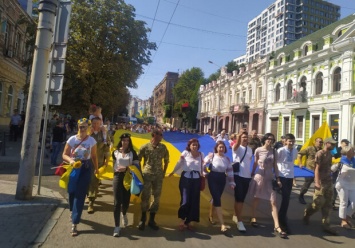 С огромным флагом: в центре Днепра состоялся марш защитников Украины