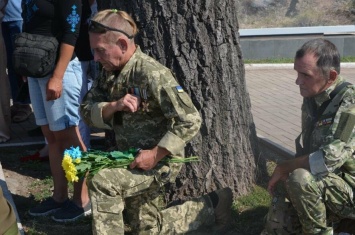 Мариупольцы на коленях почтили павших защитников Украины, - ФОТОРЕПОРТАЖ