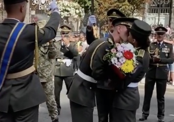 Она сказала "да": военный на репетиции парада в Киеве сделал предложение любимой