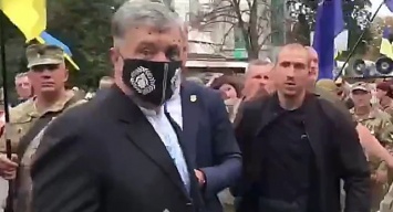 Порошенко облили зеленкой на торжествах в Киеве (ВИДЕО)