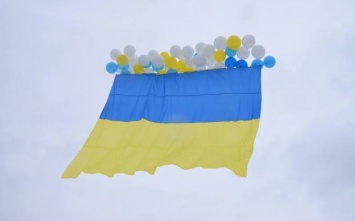 На Донбассе в сторону оккупированных территорий запустили сине-желтые флаги. Боевики хотели их сбить