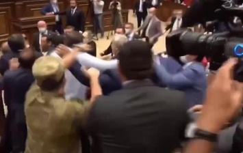 В парламенте Армении возникла массовая драка