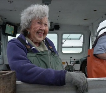 Старушка из США выбросила омара в море и стала героиней мемов
