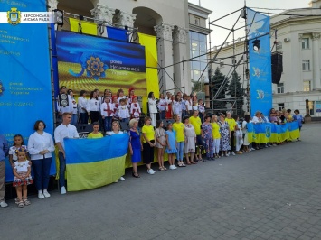 На площади Свободы "Херсон Community Хор" исполнил Государственный Гимн Украины