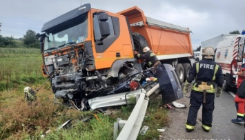 Легковушка въехала в грузовик в Винницкой области - трое погибших