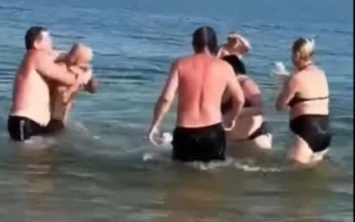 Не поделили медуз: в Бердянске туристы подрались прямо в море