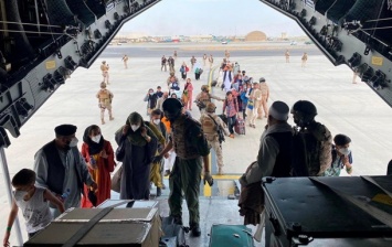 Водитель из Пакистана заехал посмотреть на аэропорт Кабула и оказался в США