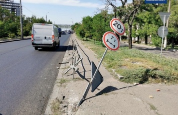 Водителя фуры, сбившего знак и ограждение перед Варваровским мостом, задержали благодаря бдительной горожанке