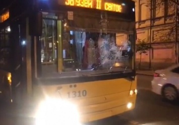 На улице Лаврской двое мужчин разбили окна троллейбуса и напали на водителя