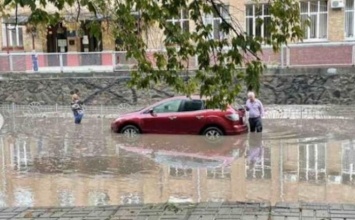 Мощный ливень прошелся по Киеву - фото и видео непогоды