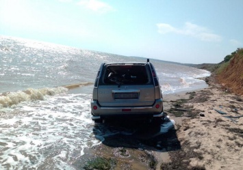 Прямо в воду: возле Бердянска автомобиль слетел с обрыва