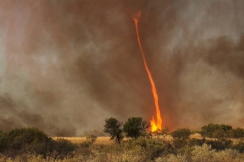В США удалось зафиксировать на видео уникальное явление - огненный торнадо