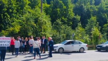 На Прикарпатье люди заблокировали дорогу из-за закрытия гимназии