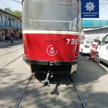 Трамвай-беглец: в Мариуполе вагоновожатая не заметила, что устроила ДТП, - ФОТО
