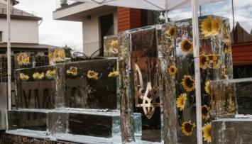 В Трускавце создали рекордную ледяную барную стойку с символикой Украины