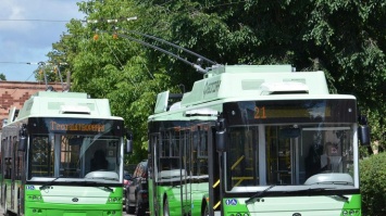 Троллейбус "под обстрелом": в Харькове молния угодила в троллейбус