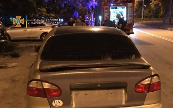 В Харькове автомобиль "Daewoo Lanos" врезался в три припаркованные машины: пострадал сам водитель и случайная прохожая, они в больнице, - ФОТО