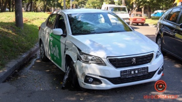 В Днепре на Антоновича такси Bolt зацепил Toyota и перевернулся: пострадал водитель
