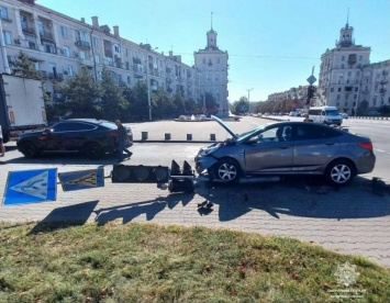 В центре Запорожья автомобиль снес светофор, - ФОТОФАКТ