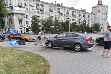 В центре Запорожья автомобиль снес светофор - фото