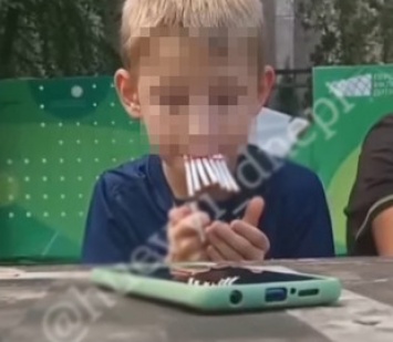 В Днепре мальчик "раскуривал" сразу полпачки сигарет: видео шокировало сеть