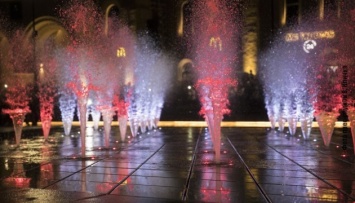 На Арсенальной площади открыли новый фонтан с подсветкой