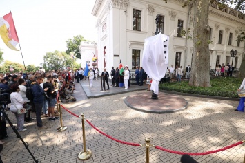 На памятном знаке породненных городов Одессы появился указатель Момбасы. Фото