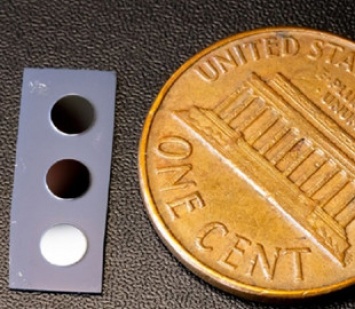 Инженеры разработали мощный фотонный чип размером с монету