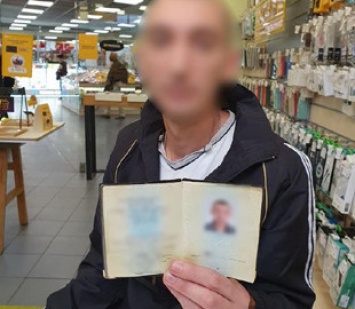 Сам себя раскрыл: в Киеве мужчина оставил паспортные данные и свой адрес перед кражей телефона