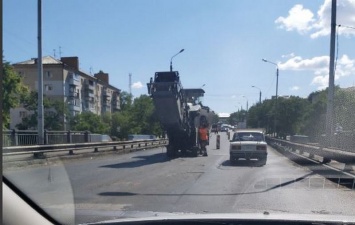 Без объявления "войны". Варваровский мост встал, начался ремонт покрытия (ФОТО)