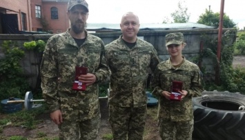 Двух военных наградили отличиями СНБО за спасение побратима в зоне ООС