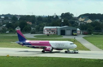 Самолет из Кипра подал сигнал тревоги и аварийно сел во Львове (ФОТО)