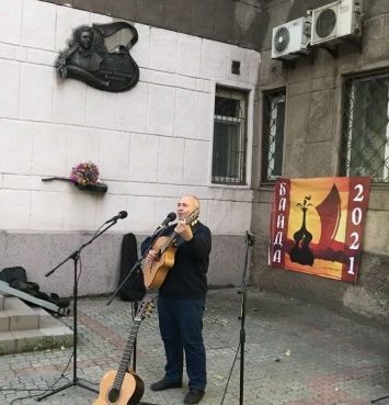 В Запорожье известный исполнитель выступил в знаковом месте - фото