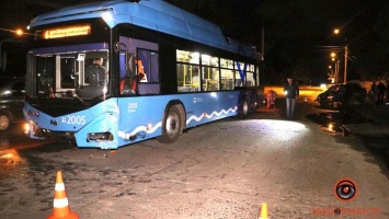 В Днепре легковушка в лобовую протаранила троллейбус (ФОТО)