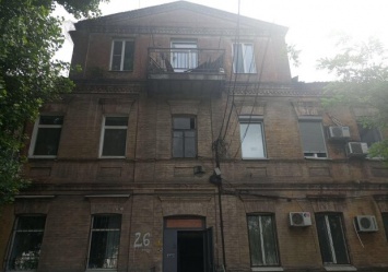 Дом трещит по швам: в Днепре владелец квартиры на крыше сделал надстройку
