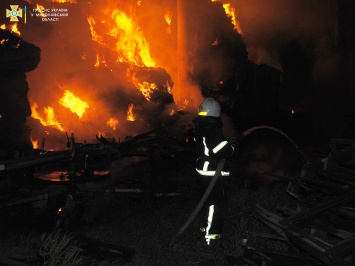 В Николаеве ночью был сильный пожар - горели тюки соломы (ФОТО)