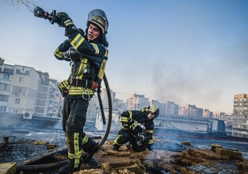 Пожар в бизнес-центре на Позняках: как спасали девочку из застрявшего лифта