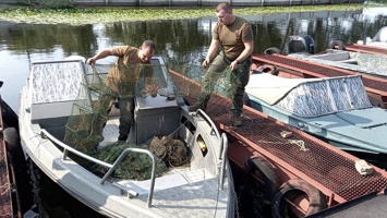 Под Энергодаром несколько сотен раков выпустили из ловушек в Каховское водохранилище