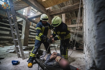 В Киеве на стройплощадке человек провалился в подвальное помещение (фото, видео)