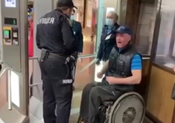Мужчину в инвалидной коляске не пускали на станцию метро: как это объяснили в подземке