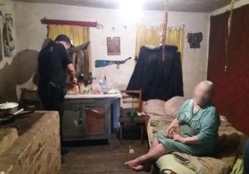Хотела свести счеты с жизнью: под Харьковом патрульные помогли слепой женщине, которая голодала