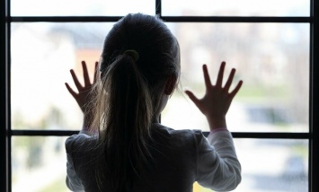В Харькове мать с психическими расстройствами месяц удерживала и не выпускала из квартиры 10-летнюю дочь