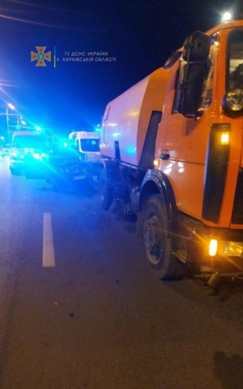 В Харькове "ВАЗ" врезался в грузовик: водителя легкового авто доставали спасатели, он в больнице, - ФОТО