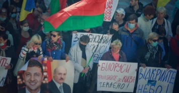Возле Рады требуют разрешить авиасообщение с Беларусью (ФОТО)